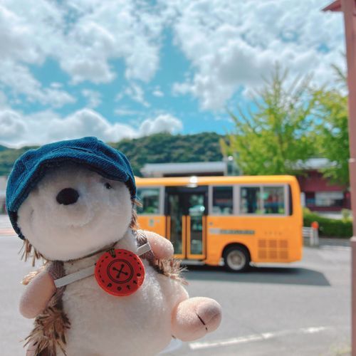 今回はここにやって来ました！さてさて、どこでしょうか…？
(後ろの"オレンジ"色のバスがピンとかも？🧡)
