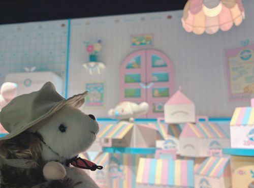 キティちゃんからパーティーのご招待を頂いて準備をしているそう！！
シナモンが大きなお耳で
空を飛びながらむかっております💨