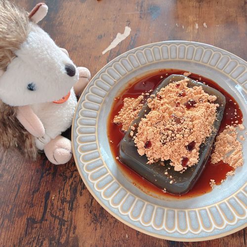 京都の余韻が抜けないはりねずみです！🦔
本日のご飯は自分へのお土産(？)でゲットした【金のわらび餅】✨
うまうましております…美味しい…🧡