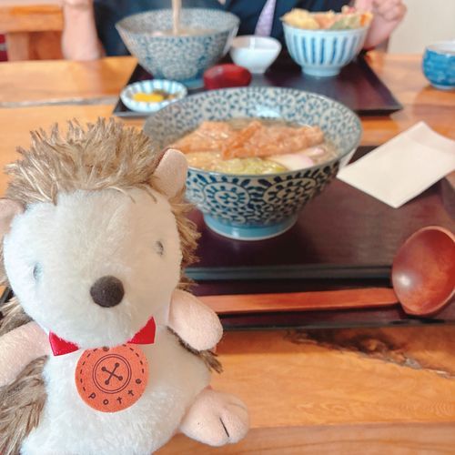 お昼はきつねのお蕎麦です🦊
おいしい…あったかいお蕎麦とあま〜いお出汁のきいたお揚げが最高にマッチしてます！！