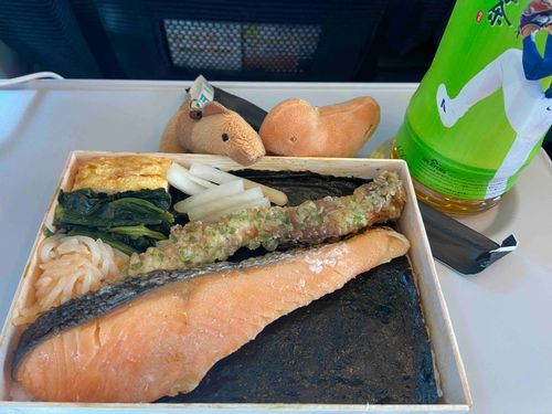 ずっと食べたかったOBENTO
「刷毛じょうゆ 海苔弁 山登り 海」
鳩次郎と眺め回しました。
