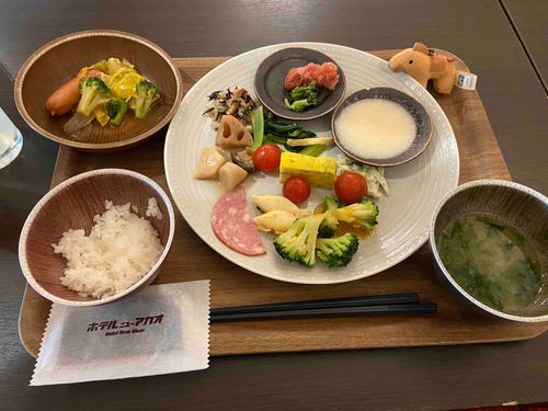 なるほどですね。
これが、おかわりする気満々で一周目に臨むのに、結局それでお腹いっぱいになることで有名な、ビュッフェってやつですか。