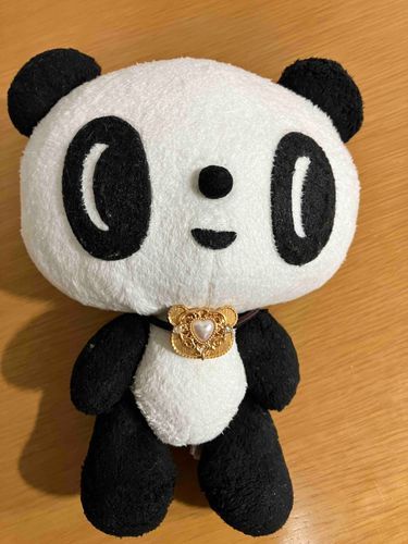 100円のお店で買ったパーツたちをボンドで貼ってきらきら完成！ゴージャスな感じだよ