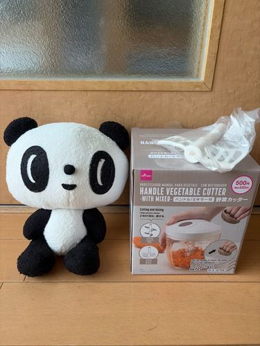 小さいの使ってたけど壊れちゃったから新しいの買ってきたよ
100円ショップで550円
大きいから玉ねぎ1個入れて何回かブンブンで終了して大満足
何度も入れて回すの大変だったから早く買えば良かったなぁ
