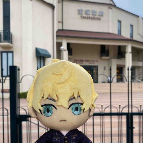 ❄️よう…主が大瀬ばっかえこひいきしてるからなかなか出番なかったぜ💦
宝塚大劇場✨✨
ここが本拠地だぞ
この日は休演日だったけどな

この投稿ほとんど大瀬くんばっかだったので…たまにはというより順番に違う子も登場させますね😅😅
宝塚大劇場は兵庫県宝塚市にあります。
この中には大きなお土産ショップが2つ
レストランもたくさん
更に上の階は宝塚歌劇の殿堂という博物館のような施設もあって本当一種のテーマパークのようで楽しいです✨
大阪とか関西圏に予定あれば一度は来るべき😍😍
