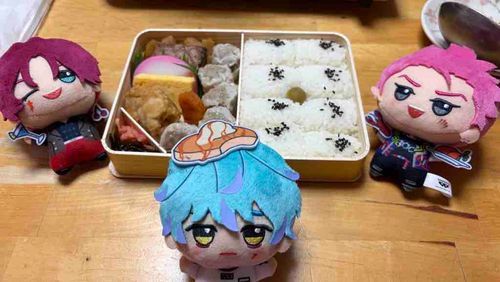 🩵🩷💜シウマイ弁当だ！！😆
うーん…4人で分けるって難しいね😓

崎陽軒のシウマイ弁当
本当久しぶりに見つけて思わず買ってしまった🥰
この木の匂いの箱が好き
地味にこのお魚も好き😊