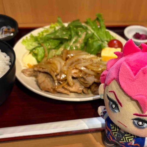 🩷生姜焼き✨
主がサーモン丼頼もうとしたから生姜焼きに無理やり変更したぜ✨
米と肉は食うからサラダと漬物はお前が食え！


ふと入った地下の居酒屋…夜は焼き鳥屋らしいけど…昼間はランチ定食やってるお店だった…最初はサーモン丼だったけど…味濃いものが欲しくて生姜焼きに…
お家の生姜焼きは割と辛口だからお店の甘い生姜焼きが無性に食べたくなるのよね…💦