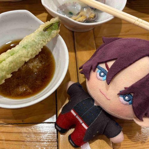 💜アスパラガスの天ぷらですって‼️
主さんに頼んで貰いました。
エクスタシーー

アスパラガスの串揚げというのはまあ…割とベタなメニューだけど天ぷらは本当に初めて見ましたw
まあうどとかふきとかと似てるから合うのは間違いないですが…💦
実際食べてみると茎に近い所は結構固かったですね…💦　
上の細い部分に行けばだいぶシャキシャキで美味しい😋