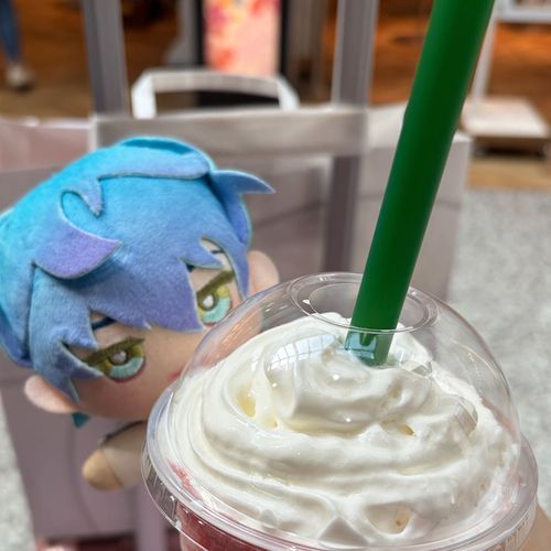 大阪旅も今日で終わりですね…
寂しいけど…来年またUSJリベンジしたいなと主さん言ってたので…また僕もご一緒したいなー🥺
帰りの新幹線までスタバのいちごフラペチーノ飲みました！　美味しい‼️