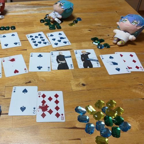 この間ポーカーバーに行って楽しかったので主さんにお願いしてみんなでポーカーしました♪
テキサスホールデムというルールらしいです…
とりあえずおうちにあったビーズをチップにして遊びました…
えっ…主さん…スリーカード…💦
しかも次はKとAでKの2ペア…からのオールイン… イカサマしてないですよね…🙁😠　あまり変な事すると…喉を掻き切ってブチ◯しますよ🫩🫩