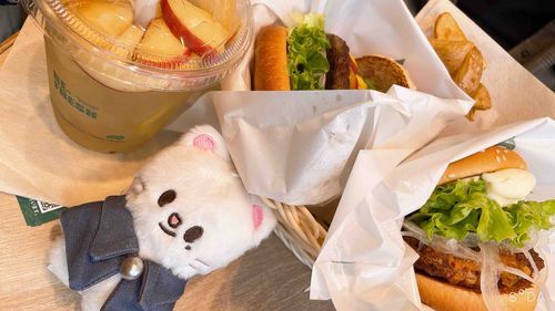 クラシックアボカドチーズバーガー、塩レモンチキンバーガーとアップルジンジャーレモネードソーダ
