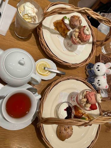 アフタヌーンティーセット
苺と紅茶のパフェ
スイートポテトプディング
無花果のスコーン
アフタヌーンティーブレンドレモン