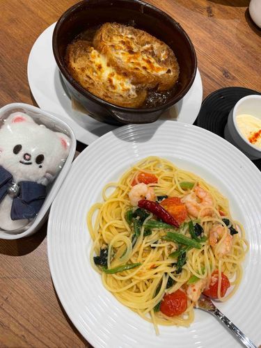 えびとほうれん草のペペロンチーノとオニオングラタンスープ
