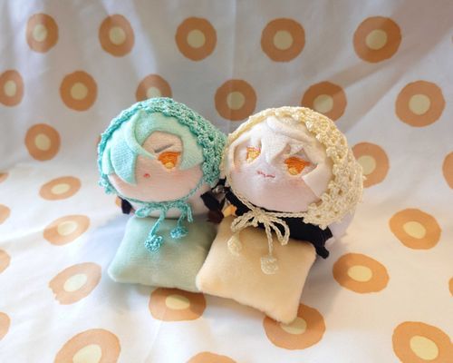 あるじは『ばぶーしゅか』っていうさんかくずきんがかわいくてだいすきっていうにんげんで、4ねんくらいまえからぼくたちようのものをつくっているのだけど、ことしもせっせとあんでいるよ
しんしょくはこの2しょく！