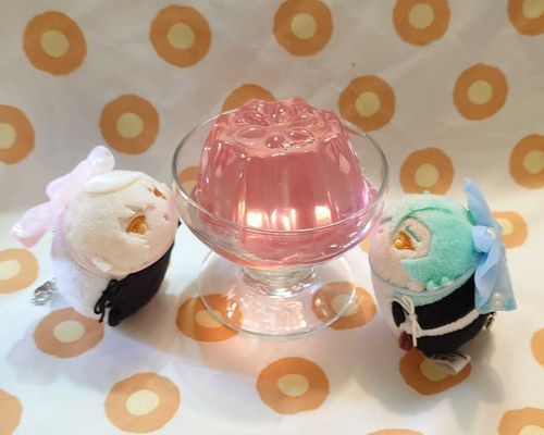 あるじが ぷるぷるのぜりーをつくってくれたのだ！
あにじゃといっしょにたべたのだ☺️
あにじゃはぜりーがきらきらするのをみて きれいだね☺️✨ ってにこにこしていたのだ☺️✨