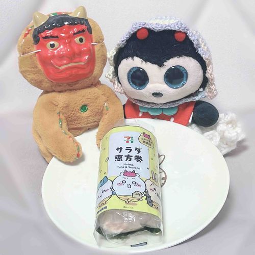 今日は節分だから恵方巻きたべたよ🥰
ちいかわのサラダ巻きおいしかったよ🎀

ラッキークッキーはクリスマス生まれの子だから、
はじめての節分だったんだぁ🍪🍀*゜
お面をかぶったり楽しんだみたい❣️