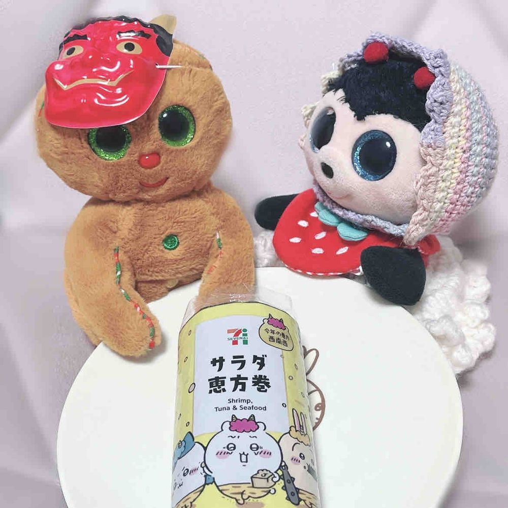 今日は節分だから恵方巻きたべたよ🥰
ちいかわのサラダ巻きおいしかったよ🎀

ラッキークッキーはクリスマス生まれの子だから、
はじめての節分だったんだぁ🍪🍀*゜
お面をかぶったり楽しんだみたい❣️