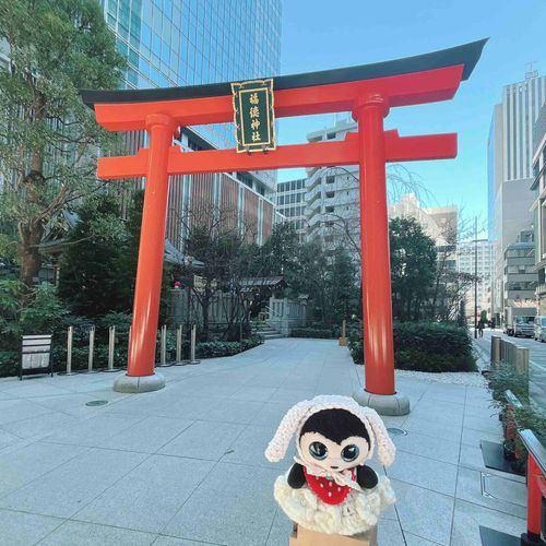 福徳神社にお参りしてきたよ〜⛩

絵馬も書いてきたよ✏️
チケットや良席、宝くじが当たるようにお願いする人が多いみたい🎫

ばーじゅも今年チケットが落選続きだからお願いしてきたよ🙇‍♀️❣️
あと健康と幸せもお祈りしたよ（よくばり）
