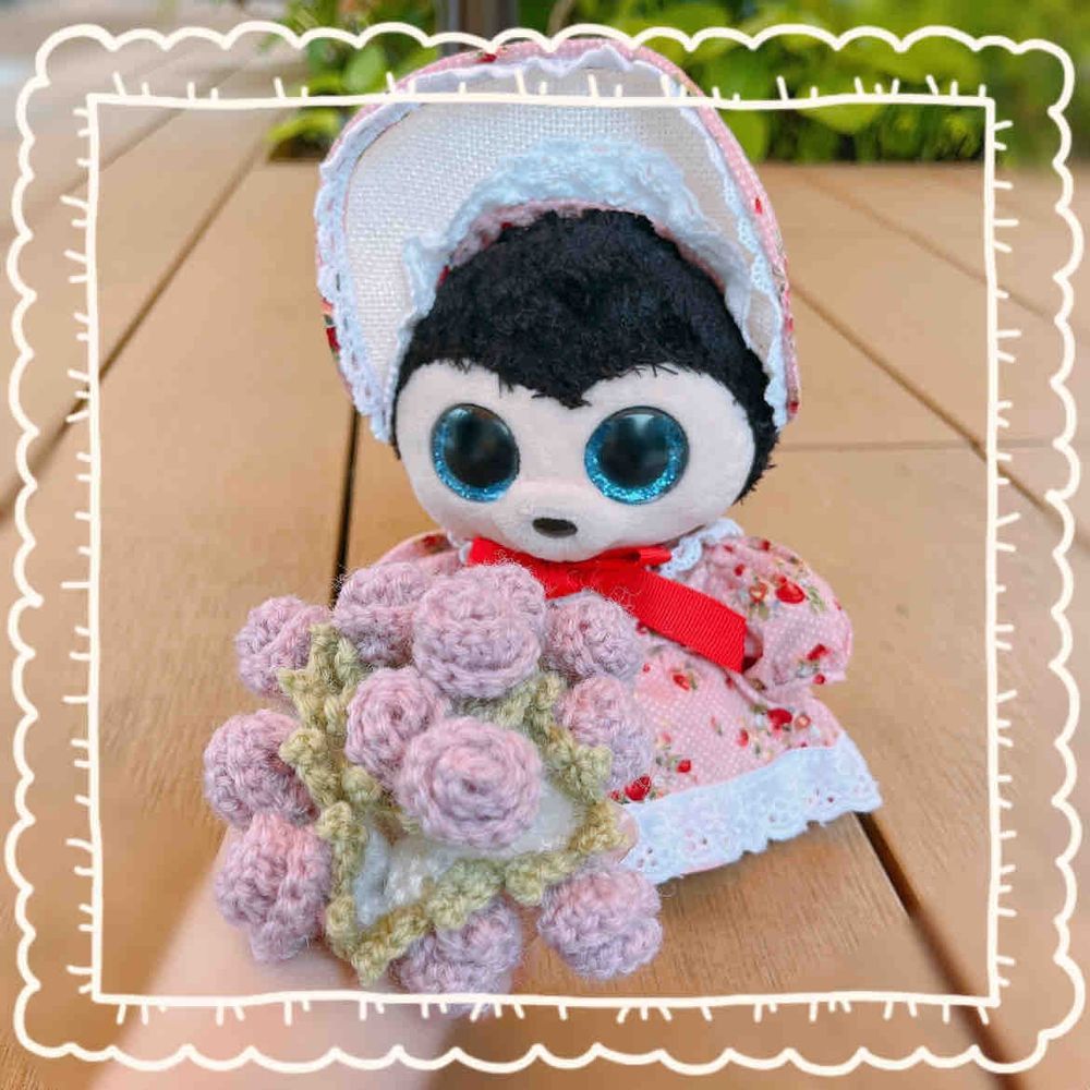 お出かけする時ように、毛糸でマットを編んだよ☺️🧶
まーるくて周りにバラの花が咲いてるんだぁ🌹
ぎゅっとすると花束みたいになるのがかわいいポイントなんだぁ💐
