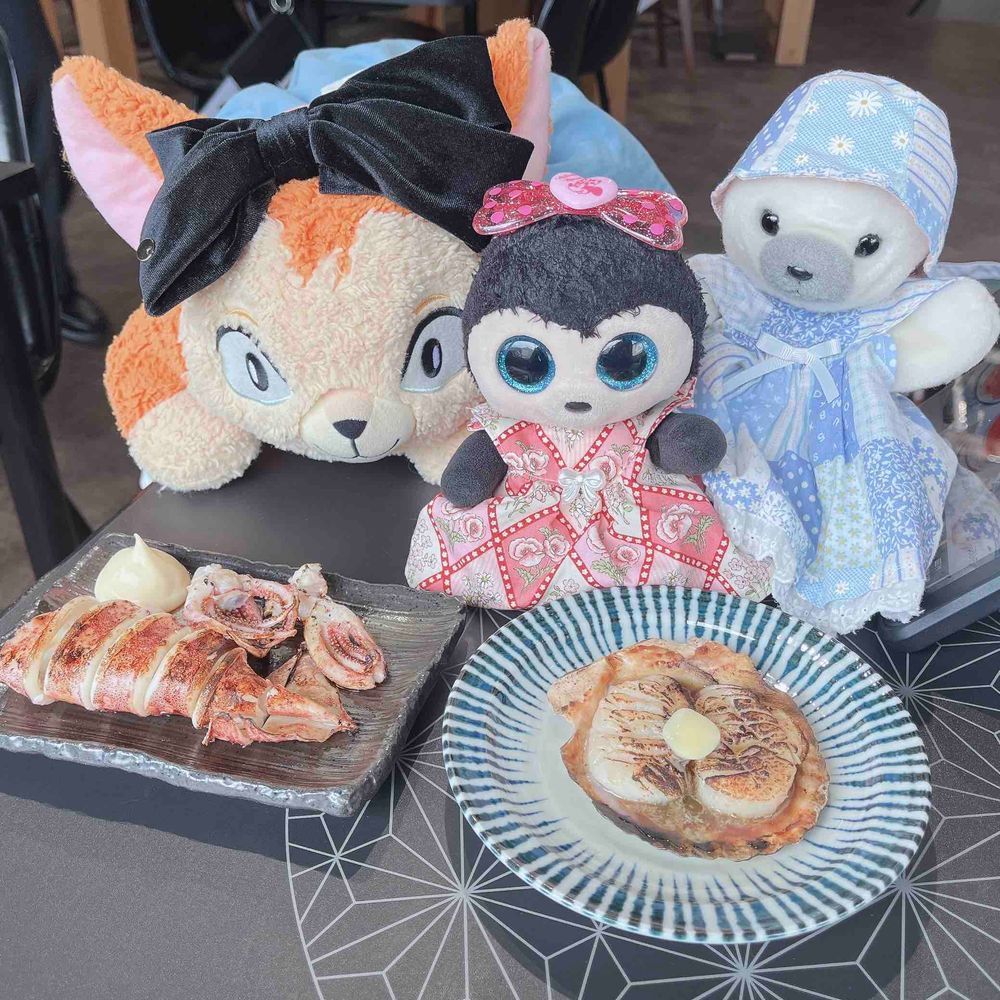 ばーじゅちゃんです🎀

はじめて福井県に旅行にいったよ🚄🌟

駅でホネホネザウルスが歓迎してくれたよ🦖

2枚目はごまどうふソフトクリーム、
3枚目は名物のソースカツ丼、
4枚目は東尋坊で食べたイカとホタテだよ🦑

ご当地の食べものは絶対食べなきゃだよね🤤💖