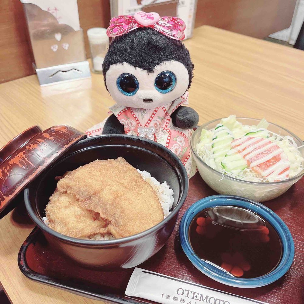 ばーじゅちゃんです🎀

はじめて福井県に旅行にいったよ🚄🌟

駅でホネホネザウルスが歓迎してくれたよ🦖

2枚目はごまどうふソフトクリーム、
3枚目は名物のソースカツ丼、
4枚目は東尋坊で食べたイカとホタテだよ🦑

ご当地の食べものは絶対食べなきゃだよね🤤💖