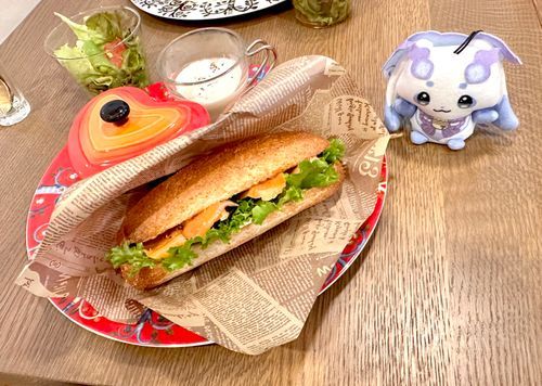 ちょまとさまざまなおいしいもの
スモークサーモンとクリームチーズのサンドイッチ
このタイプのサンドイッチ見ると私のかわいいミライドン思い出す