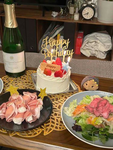 おれのばーすでーはまださき
やぬしきがはやいぞ
（家主のちょと早い誕生日祝いだよー）