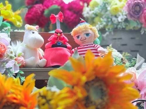 さらに妹が増えたわ…ニンニよ。私は黄薔薇、おじょうさんは桃薔薇、ニンニは青薔薇を身につけているの。薔薇の三姉妹ね。
