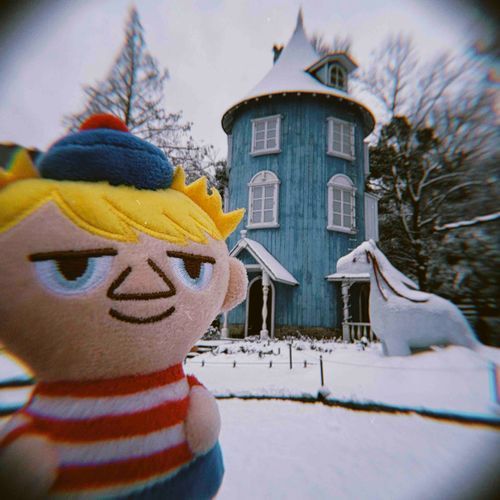 小さい私よ、今日は雪景色のムーミン谷から1枚。