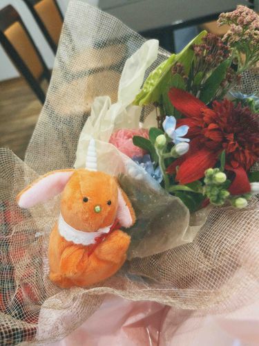 先輩のお花屋さんで作ってもらった花束より目立とする兎に角🐰