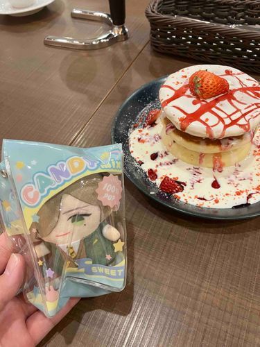 「いちごたっぷりのパンケーキを食べてきました。一緒に頼んだミルクティーもとてもおいしかったです」