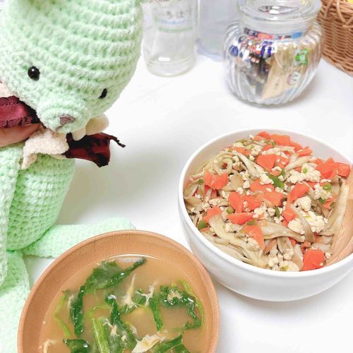 簡単に作れて美味しいどんぶり🥕🫑🍄‍🟫
奥にある瓶はお菓子が入ってるんだ♪