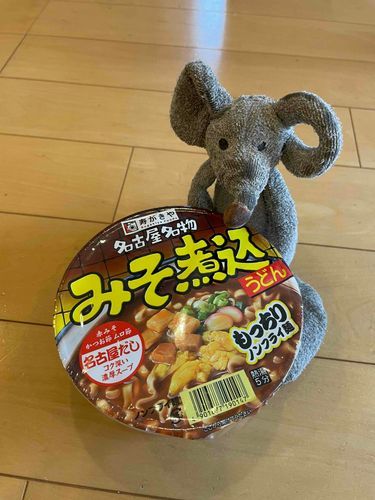 持ち主さんのパパさんが旅行中コンビニで見つけたんだって🐭おいしそ〜🍜🍜