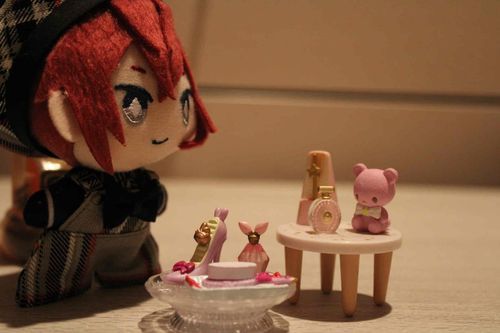 きょうは はやりの めいくどうぐ を みてきたよ しゅるいがおおくて どれがいいのか よくわからないね
