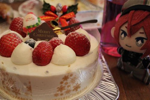 はっぴーうぃんたーほりでー だよ りょうせいが けーきをよういしてくれたんだ