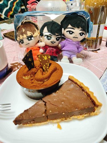 🧡「今日のぬしのデザートやで！ティラミスとチョコタルトらしいんやけど…」
💜「なんで割れてるの？」
❤️「冷蔵庫から出しているのを忘れて、扉閉めちゃったんだって。」
💜「ぬしさんのいつものドジかぁ。」
🧡「でも、壊れすぎて写真映り悪くならんで良かったなぁ」