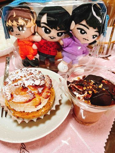 ❤️「本日もぬしのデザート報告です。」
🧡「シュークリームとチョコパフェやな！パフェは、ぬしのお母さんが買うてくれたんやって！」
💜「シュークリームは、ぬしさんの家族が好きなケーキ屋さんのなんだって。カスタードとホイップクリームのW仕様は絶対美味しいよねぇ。」