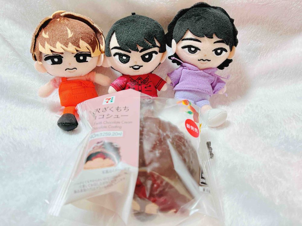 🧡「今日はバレンタインやから、ぬしがチョコくれたで！」
❤️「大きい僕たちがCMをしているお菓子ですね。」
💜「ぬしさんも家族からチョコシュー貰ったんだねぇ。」