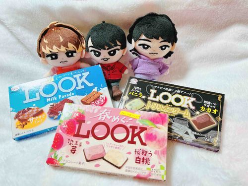 🧡「今日はバレンタインやから、ぬしがチョコくれたで！」
❤️「大きい僕たちがCMをしているお菓子ですね。」
💜「ぬしさんも家族からチョコシュー貰ったんだねぇ。」