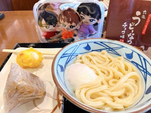 ❤️「今日のお昼ご飯は久しぶりのうどんですね。」
🧡「温泉卵に半熟卵て、被りすぎやん…」
💜「ぬしさんの1番好きな鴨ねぎうどんはもうとっくに無いからねぇ、仕方ないよね。」