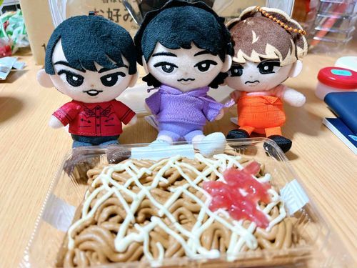 🧡「え、焼きそば！？太ってまうで、ぬし！？」
💜「違うよ、焼きそばに見えるケーキだよ。」
❤️「上手に作ってありますよね、これ。」