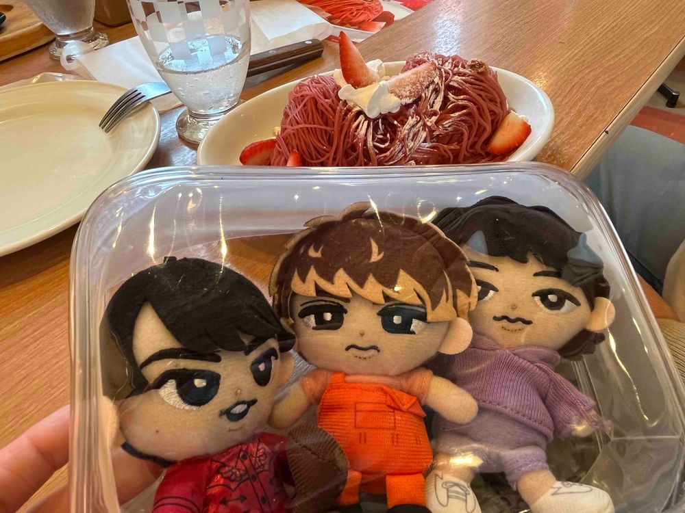 💜「今日のお昼はハンバーグだったよぉ」
🧡「ぬしが初めて来たお店なんやて！」
❤️「ぬしさんの家族が外のオブジェのこと、焦げたハンバーグと言っていたのは、面白かったですね。」
