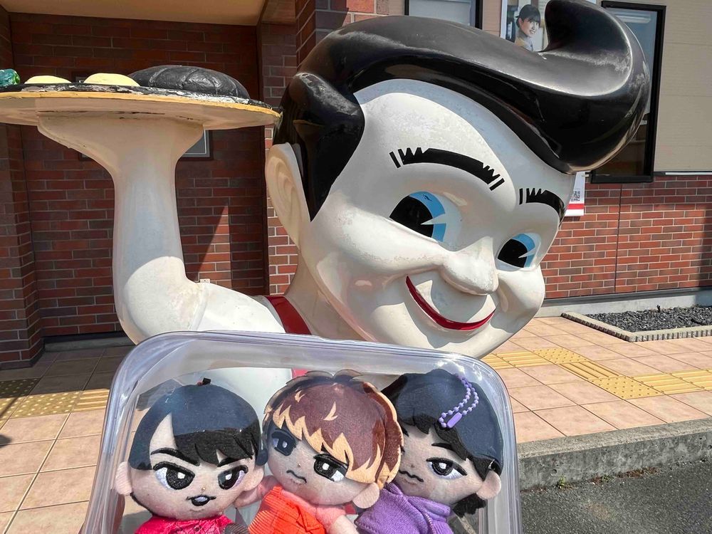 💜「今日のお昼はハンバーグだったよぉ」
🧡「ぬしが初めて来たお店なんやて！」
❤️「ぬしさんの家族が外のオブジェのこと、焦げたハンバーグと言っていたのは、面白かったですね。」