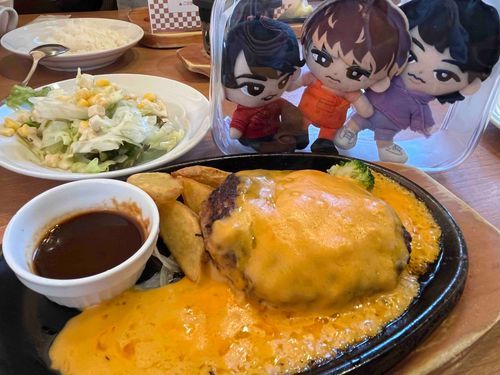 💜「今日のお昼はハンバーグだったよぉ」
🧡「ぬしが初めて来たお店なんやて！」
❤️「ぬしさんの家族が外のオブジェのこと、焦げたハンバーグと言っていたのは、面白かったですね。」