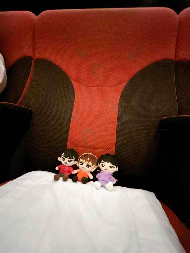 🧡「今日はなんと大きい俺らのライブビューイングに行ってきたんやで！！」
💜「大きい舞台でカッコイイ俺らが歌って踊って、すごかったよねぇ」
❤️「ぬしさんに動かしてもらって、踊ったり見たりして楽しかったですね！」
ぬし(本当、SnowManを推してて良かったよ。あと、ぼっち参戦で不安だったけど、3人がいてくれて安心できたよ、ありがとう。)