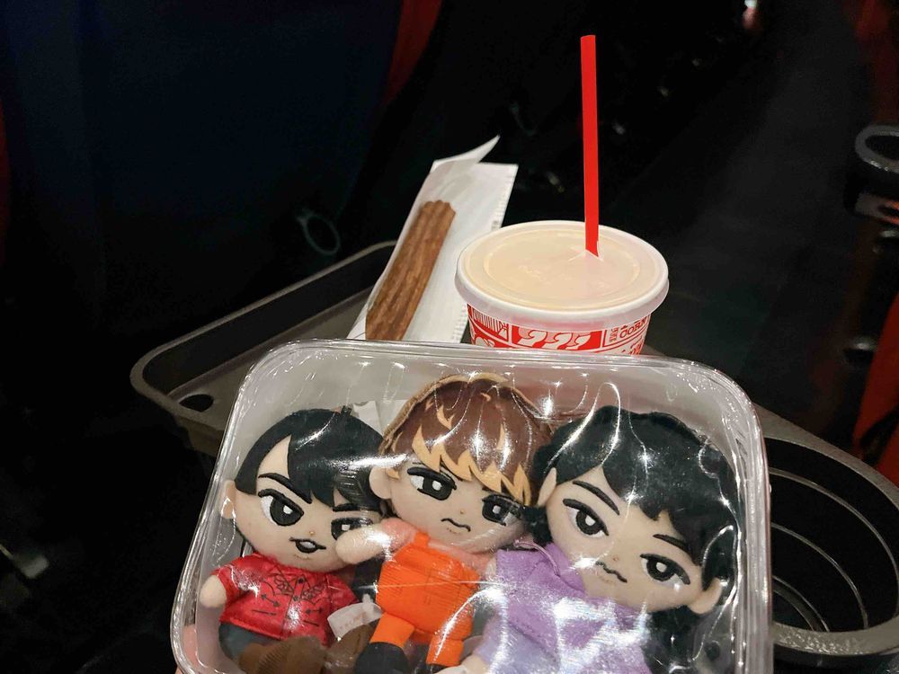 🧡「今日はなんと大きい俺らのライブビューイングに行ってきたんやで！！」
💜「大きい舞台でカッコイイ俺らが歌って踊って、すごかったよねぇ」
❤️「ぬしさんに動かしてもらって、踊ったり見たりして楽しかったですね！」
ぬし(本当、SnowManを推してて良かったよ。あと、ぼっち参戦で不安だったけど、3人がいてくれて安心できたよ、ありがとう。)