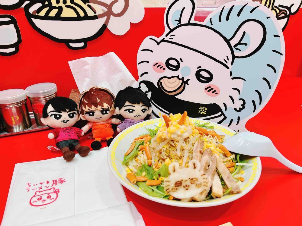 🧡「今日はいっぱいお出かけしてきたんやで！」
💜「お城登ったり、ちいかわのお店行ったり、楽しかったねぇ」
❤️「ぬしさんも僕らも充実したお休みでした。」