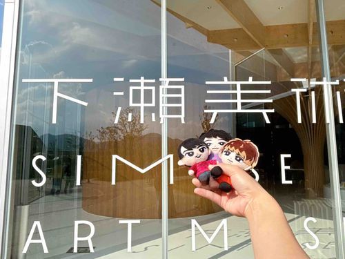 💜「世界一美しい美術館に行ってきたよー」
❤️「ぬしさんは久しぶりの美術館だから、楽しかったみたいですね」
🧡「海風が強いから、外出たら飛んでいきそうで怖かったわ…」