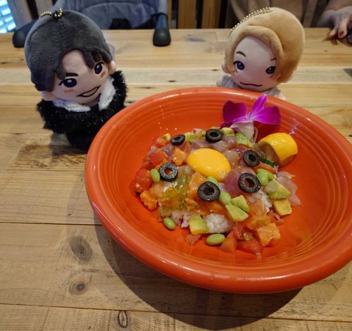 ポケ丼やぁぁ！
サーモンとマグロとか美味しいしかない！

ちなみにげぼくはオリーブが好きでないので全部友人に進呈いたしました。