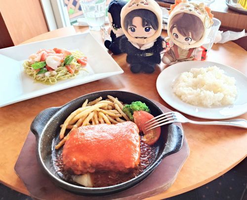 ハンバァグやぁ！
服装と被りもんの感じあってないやろこれ

この後ソースたっぷりついたフォークをワンピースに落とした下僕です。